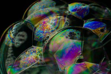 renkli sabun köpüğü ve siyah arkaplan