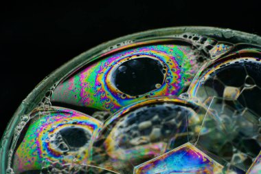 renkli sabun köpüğü ve siyah arkaplan