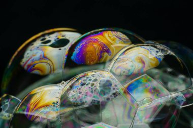 renkli sabun köpüğü ve siyah arkaplan