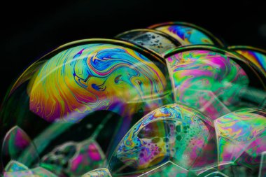 renkli sabun köpüğü ve siyah arkaplan