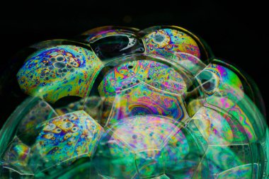 renkli sabun köpüğü ve siyah arkaplan