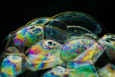 renkli sabun köpüğü ve siyah arkaplan