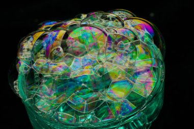 renkli sabun köpüğü ve siyah arkaplan