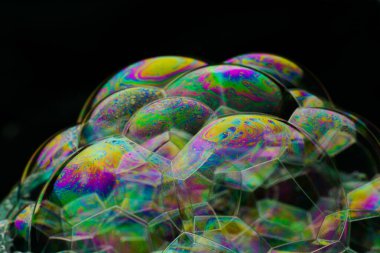 renkli sabun köpüğü ve siyah arkaplan