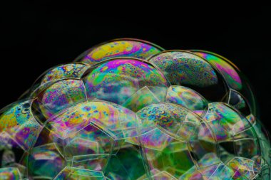 renkli sabun köpüğü ve siyah arkaplan