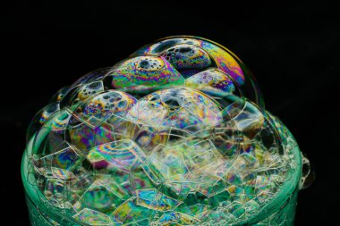 renkli sabun köpüğü ve siyah arkaplan