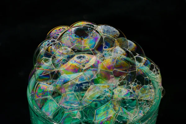 renkli sabun köpüğü ve siyah arkaplan