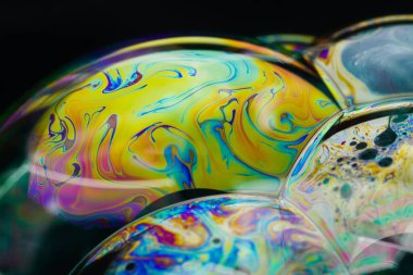 renkli sabun köpüğü ve siyah arkaplan