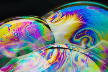 renkli sabun köpüğü ve siyah arkaplan