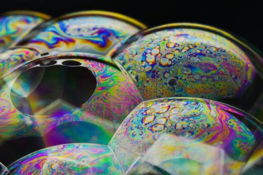 renkli sabun köpüğü ve siyah arkaplan