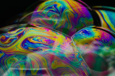 renkli sabun köpüğü ve siyah arkaplan