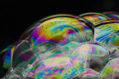 renkli sabun köpüğü ve siyah arkaplan