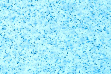 Mavi sudaki küçük kabarcık