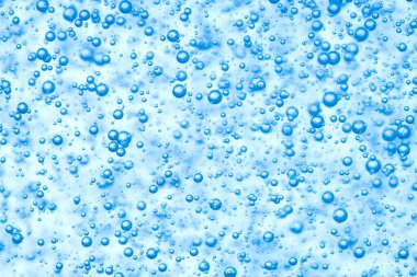 Mavi sudaki küçük kabarcık