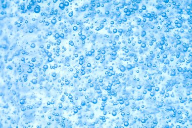 Mavi sudaki küçük kabarcık