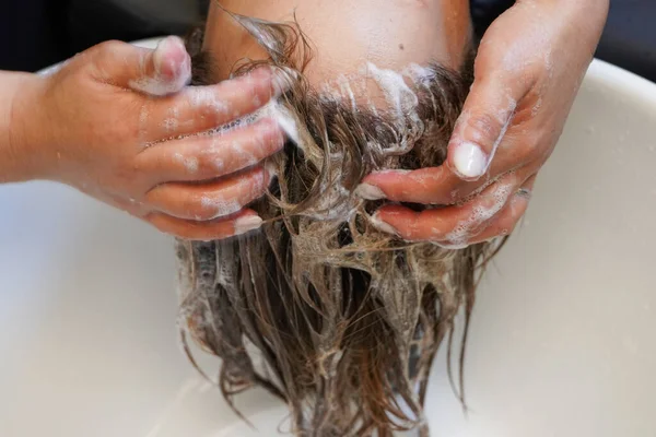 Wanita Mencuci Rambut Salon — Stok Foto