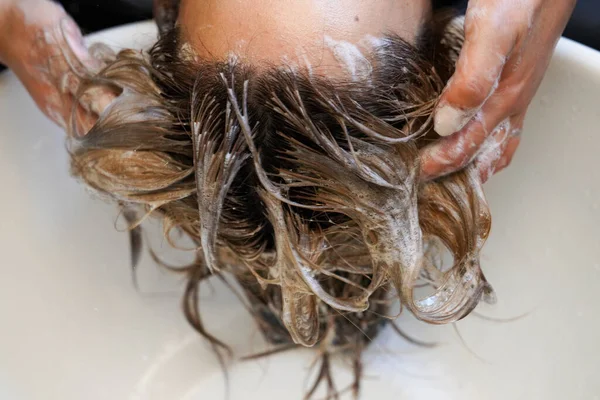 Femme Laver Les Cheveux Dans Salon — Photo