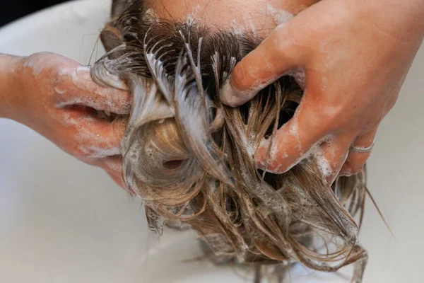 Wanita Mencuci Rambut Salon — Stok Foto