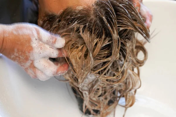 Femme Laver Les Cheveux Dans Salon — Photo