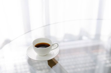 Beyaz fincanda sade kahve.