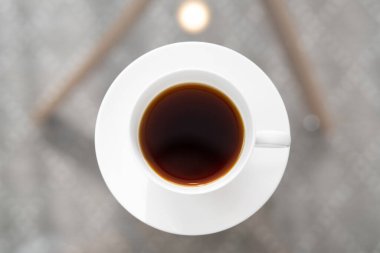 Beyaz fincanda sade kahve.