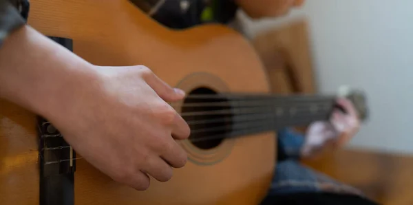 Odada Gitar Çalıyor — Stok fotoğraf