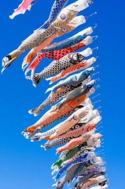 Koinobori Japonya 'da mavi gökyüzünde yüzüyor