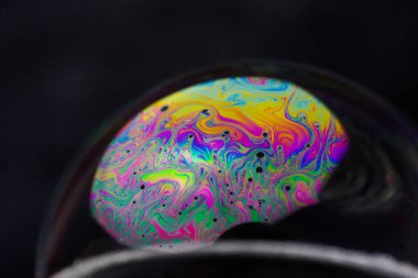 Siyah arkaplanda renkli sabun köpüğü