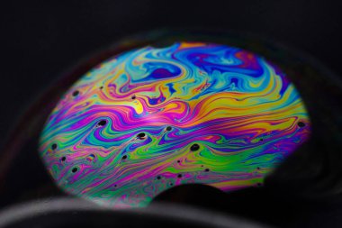 Siyah arkaplanda renkli sabun köpüğü