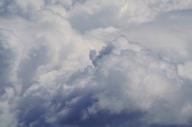 Yaz gününde beyaz bulut