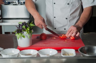 eller Şef bıçak sebze tahtaya kesme.