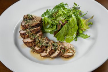 Yemeğin sulu domuz filetosu yukarıdaki sulanan adet yuvarlak kesilmiş 