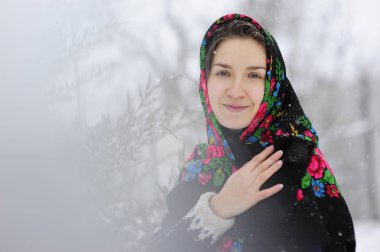 Kız bir başörtüsü Ulusal çiçek baskı içinde ayakta. O s