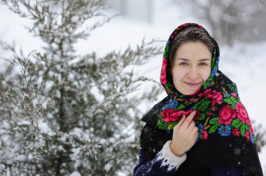 Kimin kafası bir mendil ile kaplı bir kız portresi 
