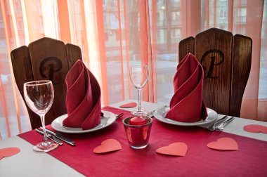 Tablo için iki sevgili gün romantik bir akşam yemeği için dekore edilmiş 