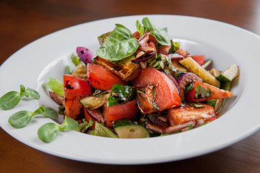 salata domates, kabak ve balsamik sos, soğan ve otlar ile