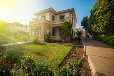 iki katlı evin güneş tarafından yaktı. Ön plan, Bahçe, çim