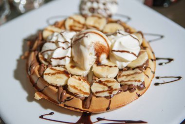 buz crea bir kepçe ile muz dilimleri ile iştah açıcı gözleme