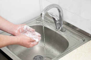 Ellerinizi sabun ve suyla yıkayın musluğun altında bir su jetiyle, çamurdan dezenfekte edin.