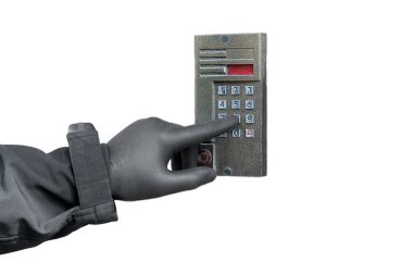 Ellerinde eldivenlerle, virüse karşı korunmak için kapı tuşlarına bas, beyaz izole bir arka planda.