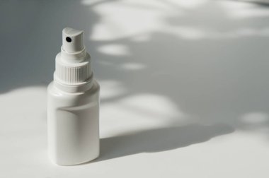 Virüs dezenfeksiyonu için alkol bazlı antiseptik şişesi