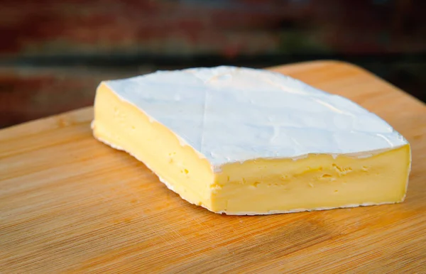 Queso Brie Suave Con Molde Blanco Encuentra Una Tabla Madera — Foto de Stock