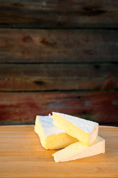 Queso Camembert Encuentra Rodajas Triangulares Una Tabla Madera — Foto de Stock
