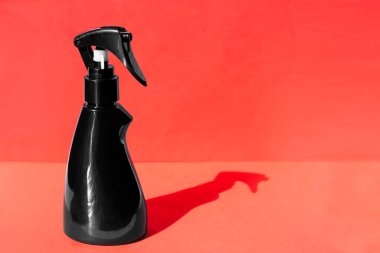 Siyah sentetizör, alkol bazlı antiseptik spr içeren bir şişe.