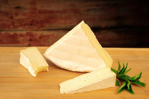 Queso Camembert Suave Rodajas Trozos Triangulares Brie Cremoso Encuentra Una — Foto de Stock