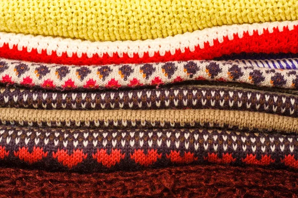 Montón de ropa de Navidad de invierno cálido colorido — Foto de Stock
