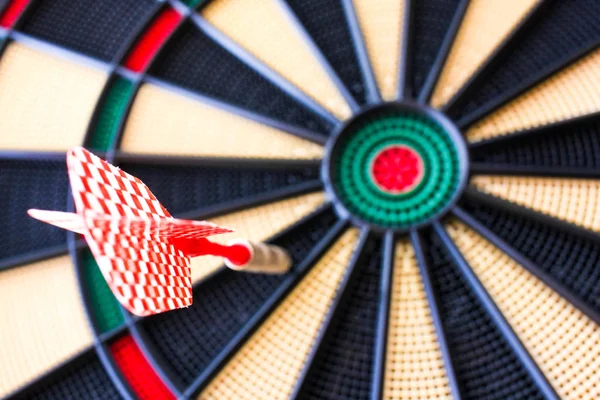 Renkli dart tahtası yakın çekim bullseye oklarla — Stok fotoğraf