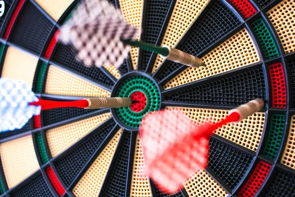 Renkli dart tahtası yakın çekim bullseye oklarla
