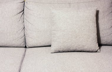 Gri kanepe yastık ile