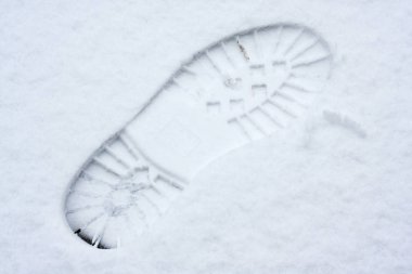 Kar ayakkabılarını karlı bir yol üzerinde iz. Önyükleme iz üstünde kar